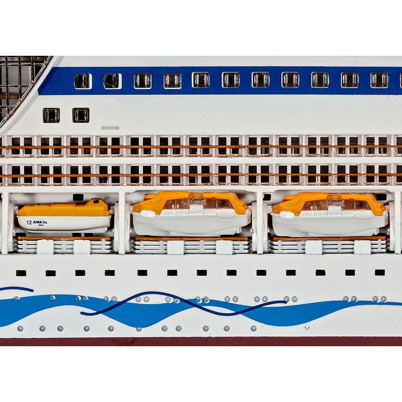 REVELL 1/400 CRUISER SHIP AIDA