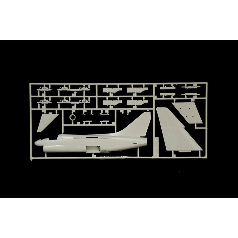 ITALERI 1/72 A-7E CORSAIR II