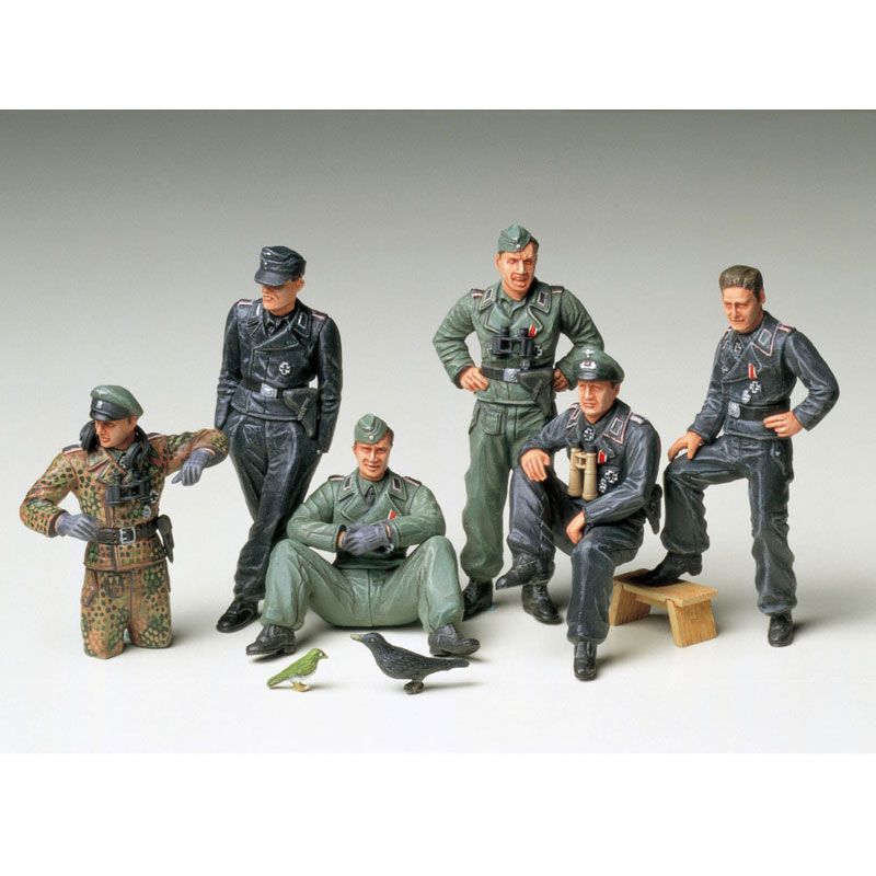 TAMIYA 1/35 GERMAN TANK CREW AT REST