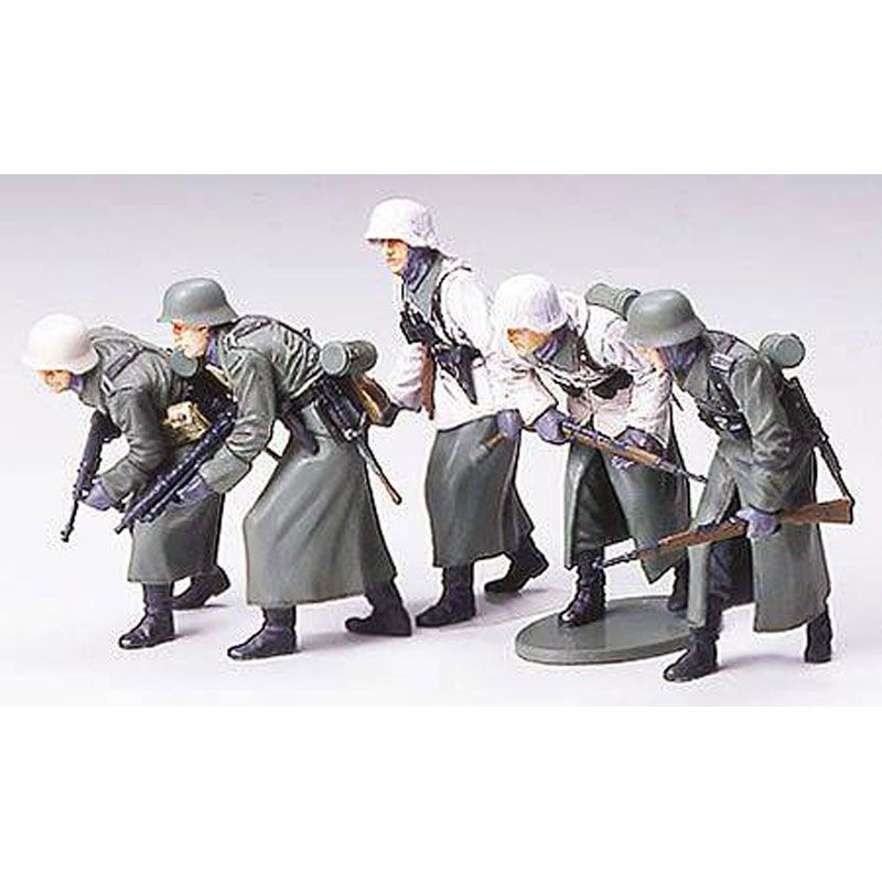 TAMIYA 1/35 GERMAN ASSAULT INFANTRY W/WINTER GEAR