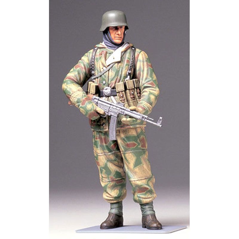 TAMIYA 1/16 WWII GERMAN INFRANTRYMAN (REVERSIBLE WINTER UNIFORM)