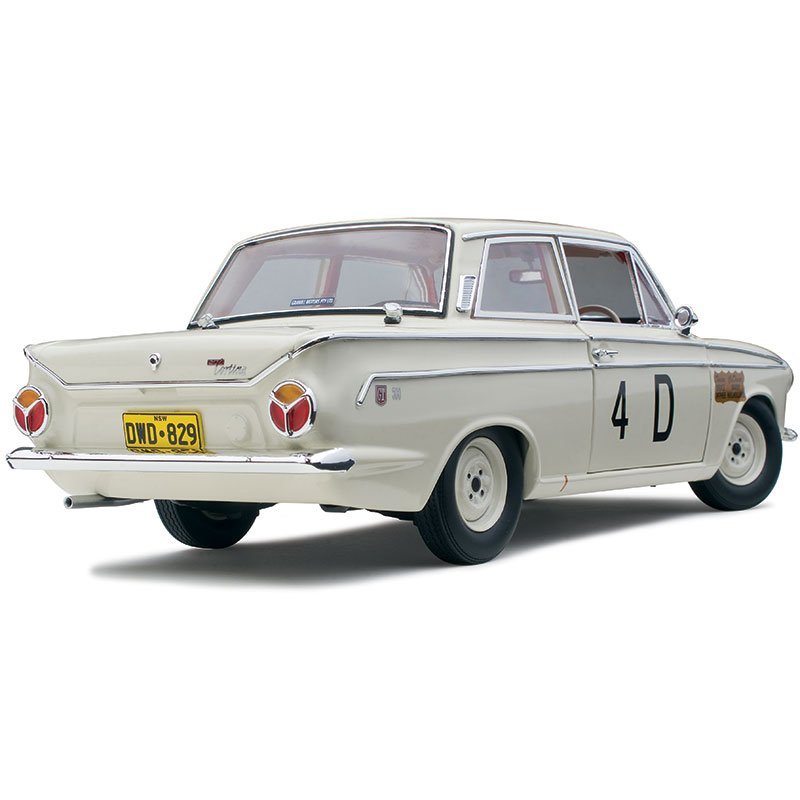 CLASSIC CARLECTABLES 1/18 FORD CORTINA GT 500 1965 BATHURST 2ND PLACE