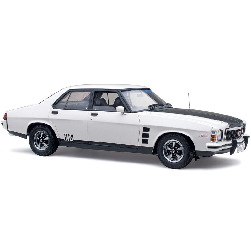 CLASSIC CARLECTABLES 1/18 HOLDEN HX MONARO GTS SEDAN - COTILLION WHITE