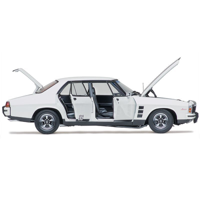 CLASSIC CARLECTABLES 1/18 HOLDEN HX MONARO GTS SEDAN - COTILLION WHITE
