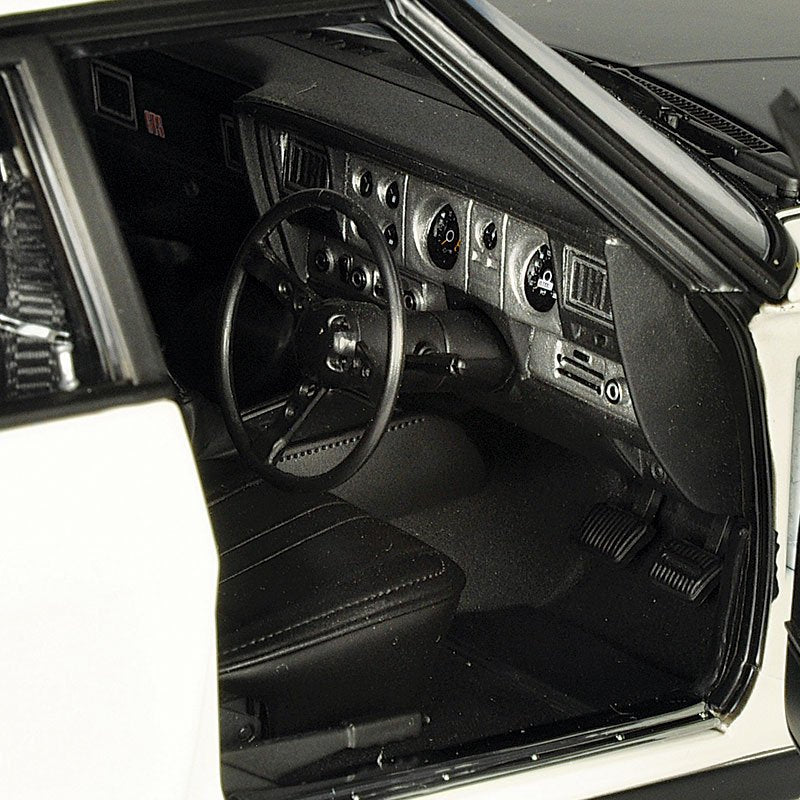 CLASSIC CARLECTABLES 1/18 HOLDEN HX MONARO GTS SEDAN - COTILLION WHITE