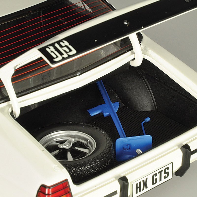 CLASSIC CARLECTABLES 1/18 HOLDEN HX MONARO GTS SEDAN - COTILLION WHITE