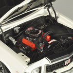 CLASSIC CARLECTABLES 1/18 HOLDEN HX MONARO GTS SEDAN - COTILLION WHITE