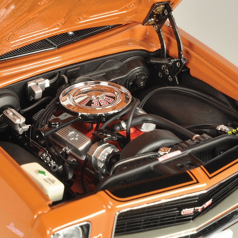 CLASSIC CARLECTABLES 1/18 HOLDEN HQ MONARO GTS COUPE RUSSET (350CI ENGINE)