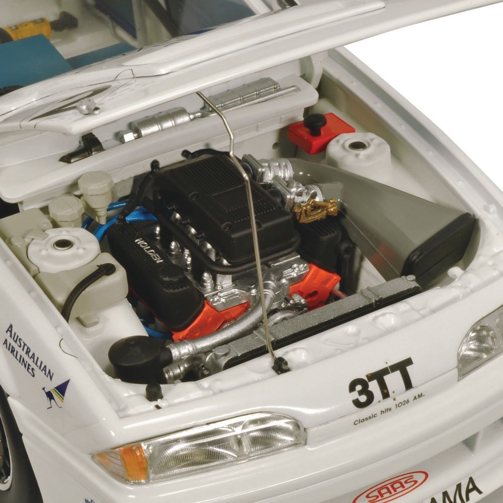 CLASSIC CARLECTABLES 1/18 HOLDEN VL COMMODORE 1988 BATHURST