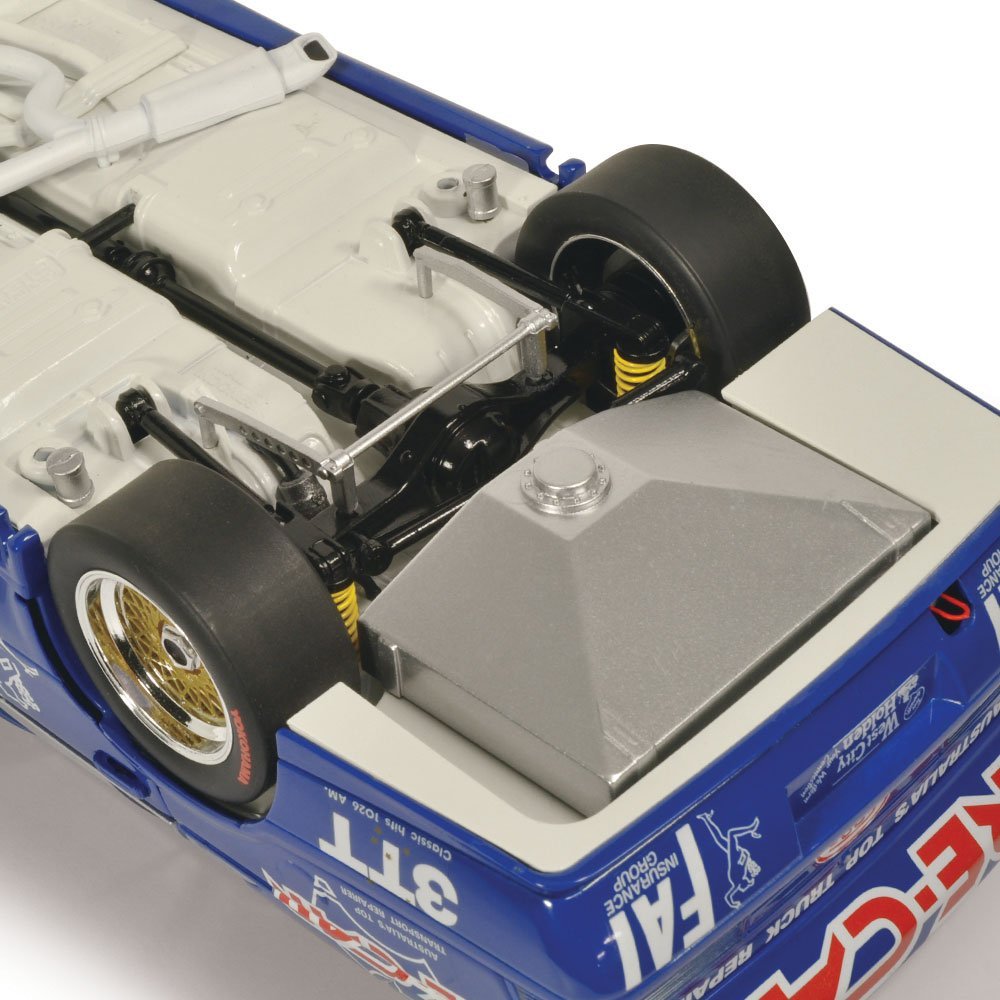 CLASSIC CARLECTABLES 1/18 HOLDEN VL COMMODORE 1988 BATHURST